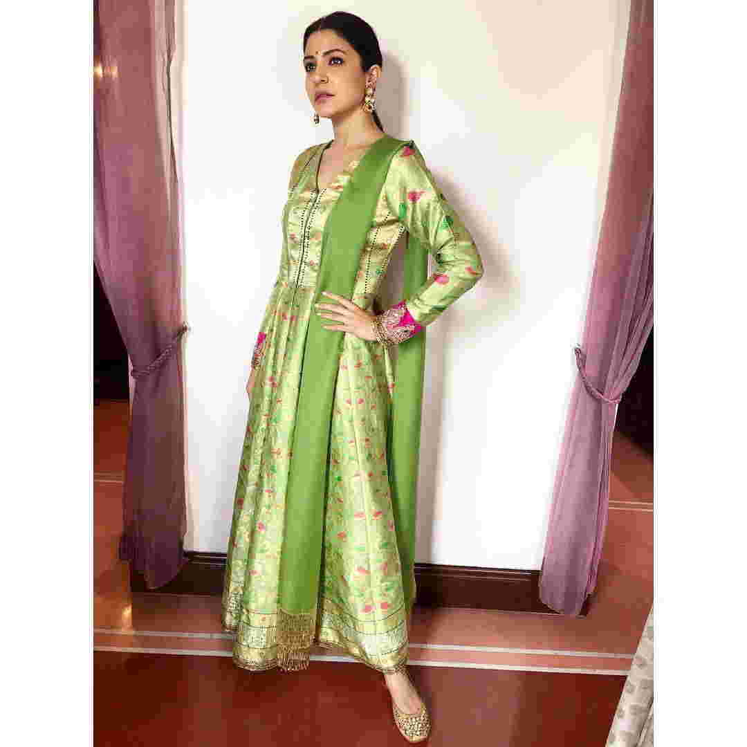 Outfit of the day: Anushka Sharma in traditional green kurta | MUMBAI ...