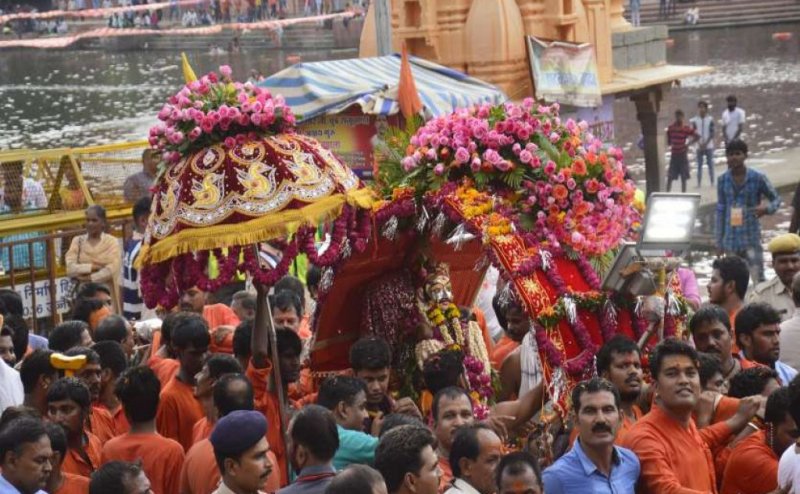 Madhya Pradesh: Ujjain Makaleshwar Siva Temple Flooded With Crowd Amid ...